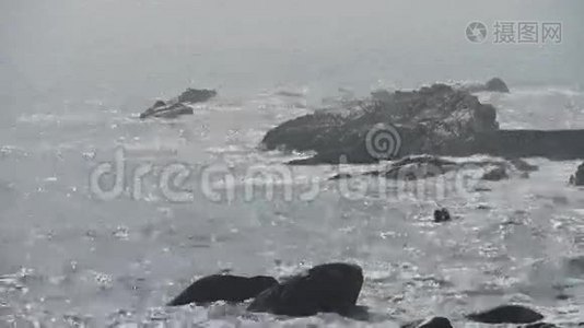 海上海浪，海浪拍打着岩石。视频