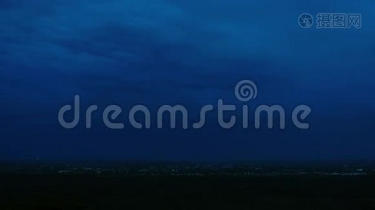 夜空中有闪电风暴，雨中有城市灯光的背景视频