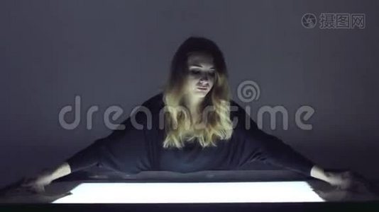 女人在黑暗的房间里用沙子和沙子做动画视频