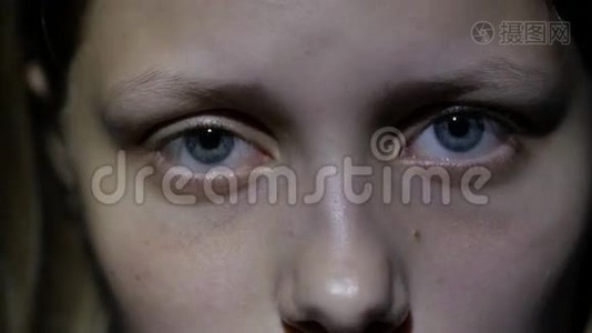 伤心的少女，眼神中的恐惧.. 4UHDK视频
