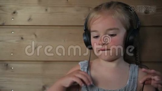 女孩在耳机上听音乐视频