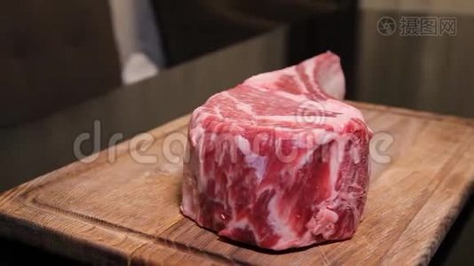 生鲜肉，牛排，战斧。 吃牛排。 牛肉牛排。 生肉。视频