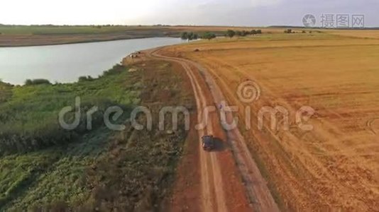 一辆汽车在乡村公路上行驶，两边是一条大河视频