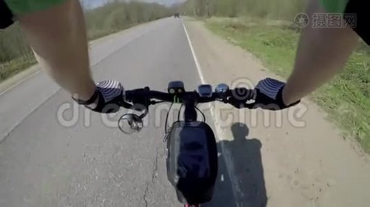 在公路上骑自行车。 第一人称观点。 视频录像。视频