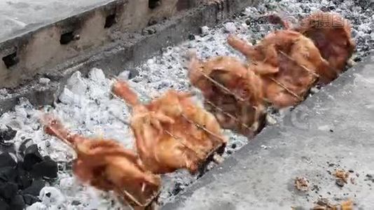 在大炉子上烤鸡。视频