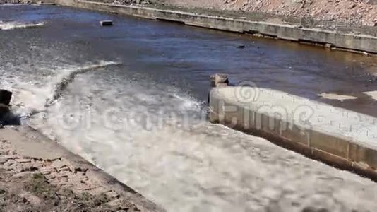 保护大坝把水倒在河上视频