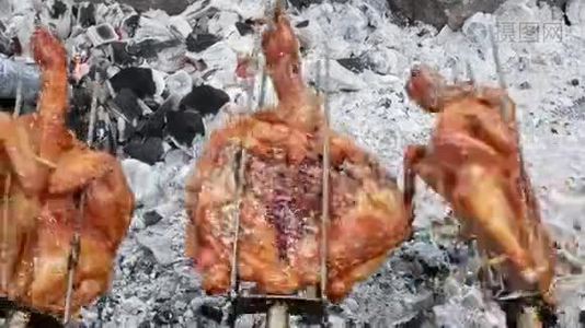 在大炉子上烤鸡。视频