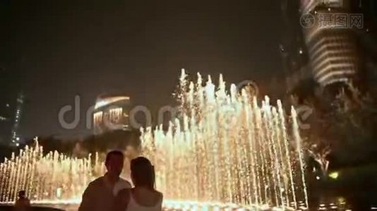 爱的一对情侣在喷泉的背景下跳舞视频
