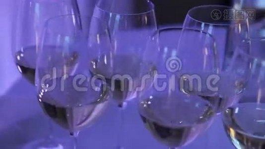 活动中，桌上摆着许多装满香槟的玻璃杯视频