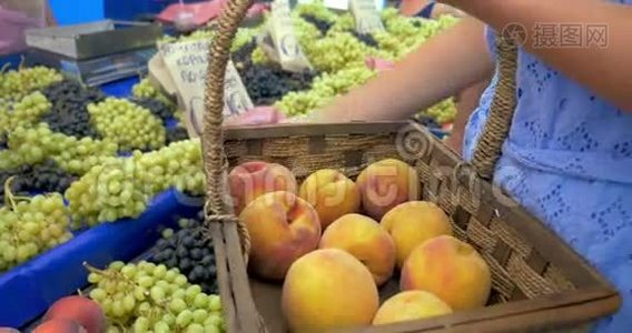 卖葡萄和桃子的女人视频