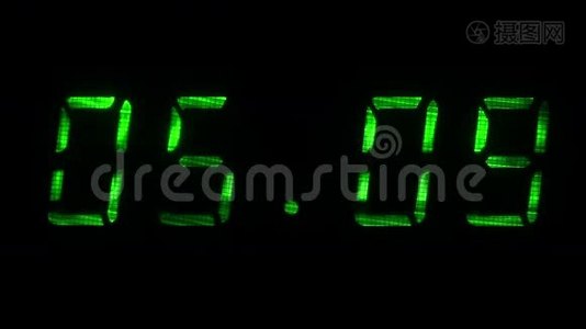 在数字时钟显示上快速调整时间，在黑色上显示绿色数字视频