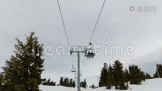 时间推移电影，移动滑雪椅升降机和滑雪者在雪覆盖的胡德山斜坡在或视频