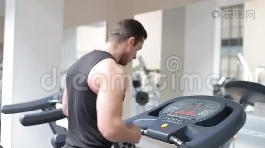 健身运动员开始在运动健身房的跑步机上跑步视频