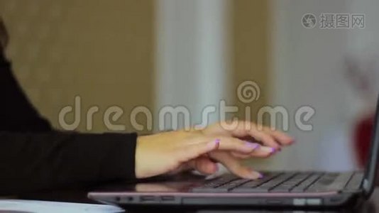 特写一只手的女孩在后面工作视频