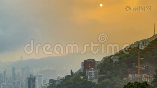 香港著名的景色从维多利亚峰时间推移。 日出时拍摄，太阳爬上九龙山视频