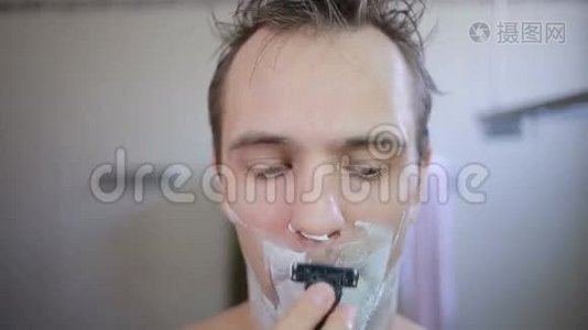 他在浴室里用剃刀刮胡子视频