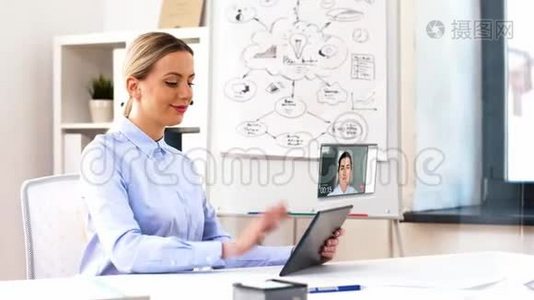 有视频通话的女商人平板电脑视频
