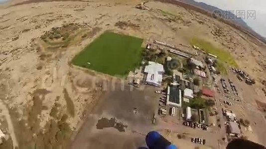 跳伞员跳伞降落在亚利桑那州沙滩上空。 登陆绿野..视频