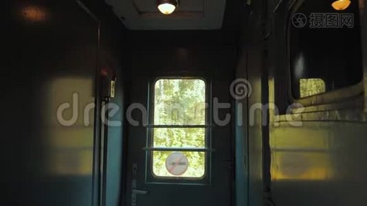 大厅走廊内铁路列车车窗灯从窗口亮起.. 乘火车旅行的概念火车上的生活方式视频