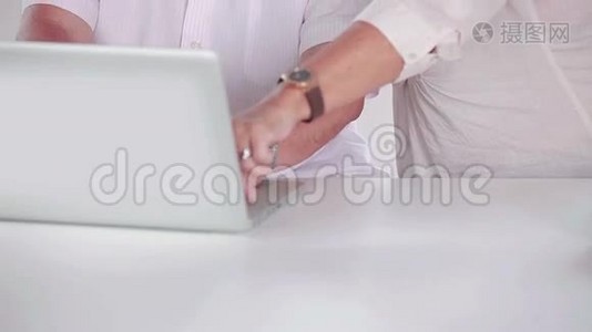 老人和伴侣一起学习使用笔记本电脑视频