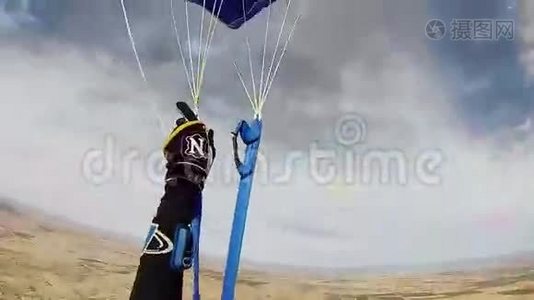 跳伞员跳伞降落在亚利桑那州沙滩上空。 极端。 肾上腺素。 身高视频