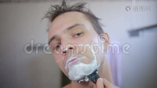 他在浴室里用剃刀刮胡子视频