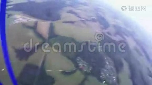 专业跳伞员乘降落伞飞越绿地、森林。 景观视频