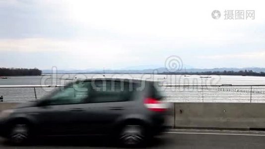 一辆汽车穿过大桥，可以看到一条河视频