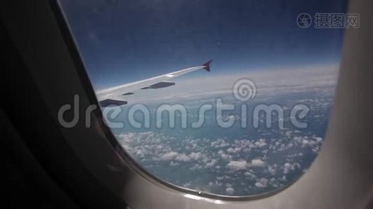 透过飞机的窗户观看蓝天和云彩，用飞机的翅膀关闭飞机的窗户视频