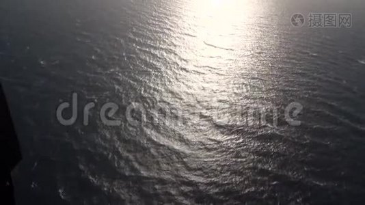 从新西兰的直升机上可以看到海洋景观。视频