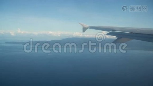 从山上和海洋的飞机窗口观看。视频