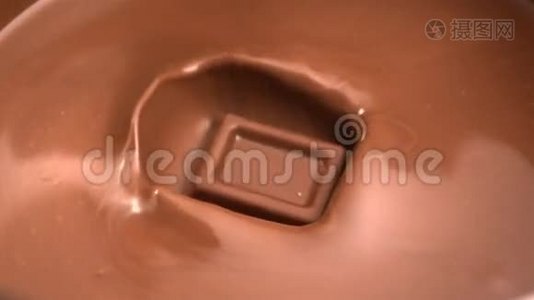 巧克力变成融化的巧克力视频