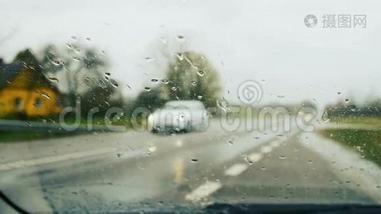 雨天挡风玻璃雨刷清洗挡风玻璃..视频