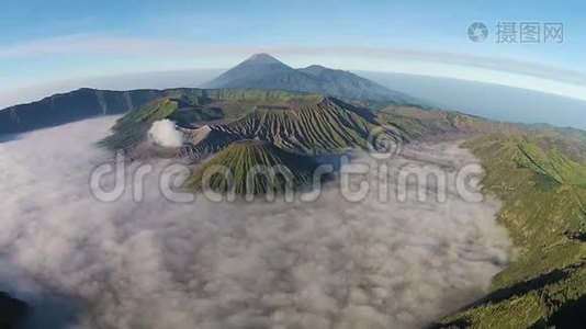 空中布罗莫火山，日出，腾格塞默鲁国家公园，东爪哇，印度尼西亚。视频