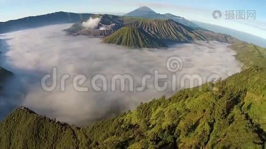 空中布罗莫火山，日出，腾格塞默鲁国家公园，东爪哇，印度尼西亚。视频