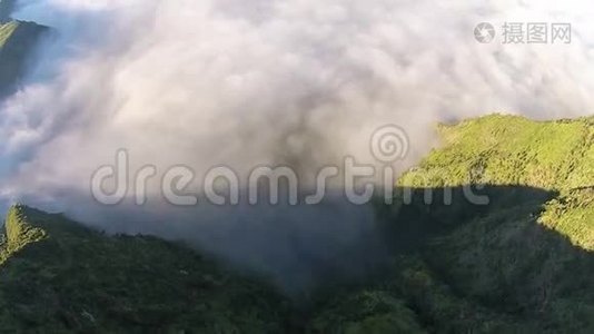 空中布罗莫火山，日出，腾格塞默鲁国家公园，东爪哇，印度尼西亚。视频