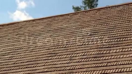 一幢大房子的屋顶上涂着褐色油油的木瓦视频