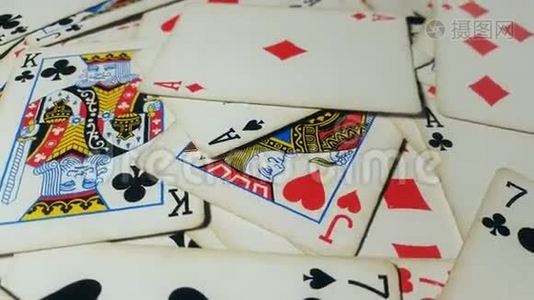 各种扑克牌在桌子上旋转。视频