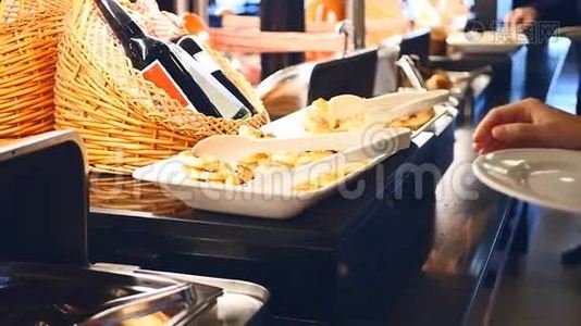 豪华酒店提供自助食品。 吃饼干视频