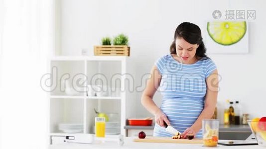 孕妇在家厨房切水果视频