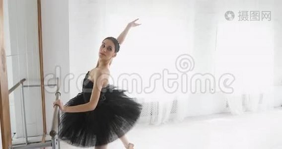 芭蕾舞女演员在酒吧里伸展，优雅的女孩在工作室里练习芭蕾视频