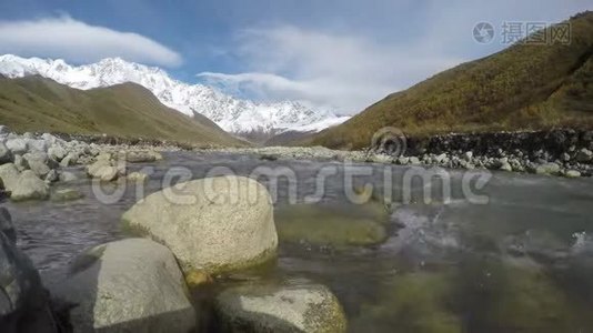 在山脚下的山谷河附近有令人惊叹的旅游胜地。 什哈拉。 欧洲，格鲁吉亚，上斯瓦尼视频