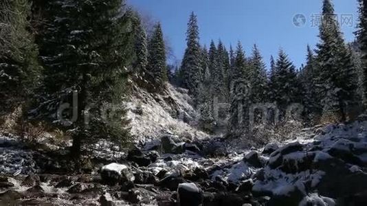 美丽的仙山冬季景观与惊涛骇浪的春山河瀑布冒泡快视频