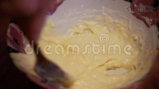 在碗中用叉子用面粉吹蛋视频