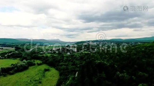 在森林里的郊区住宅上空飞行。视频