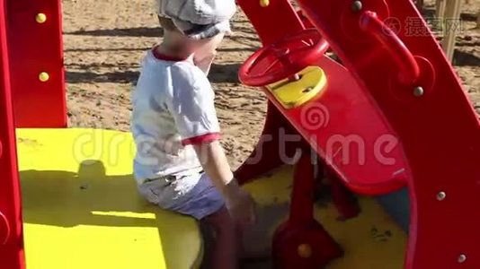 快乐的小帅哥在操场上骑木玩具车视频