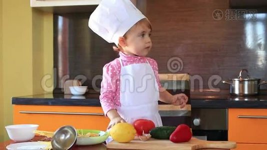 一个穿着厨师服的小娃娃在厨房里帮妈妈做饭视频