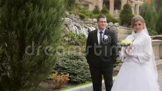 快乐的新娘和新郎摆姿势视频