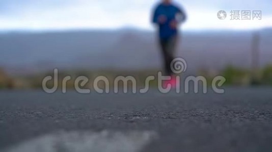 跑鞋-在山区沙漠公路上系鞋带的女人视频
