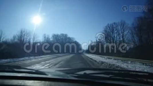 在结冰的道路上驾驶汽车。 危险的道路。 冬季景色视频
